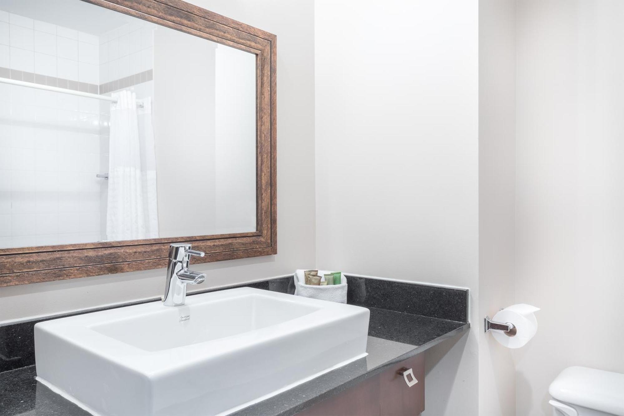 Hotel Ambassadeur Et Suites Quebec City Bagian luar foto